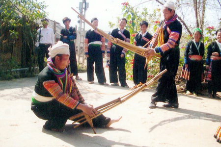 Đồng bào Mông xã Suối Giàng (Văn Chấn) múa khèn trong ngày hội.